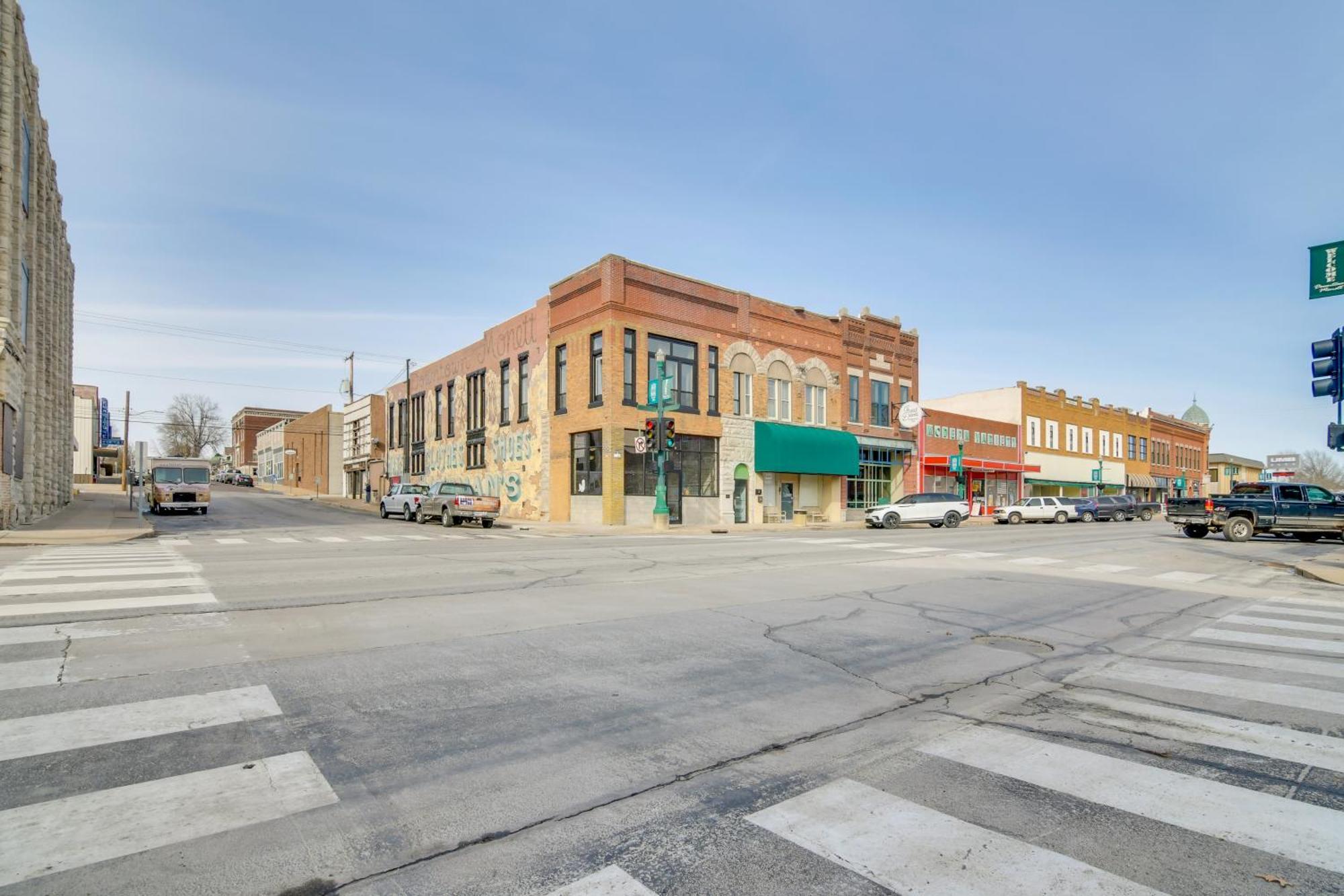 Dtwn Loft In The Heart Of Monett Pets Welcome! Екстериор снимка